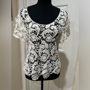 VIVID COLLECTION OF NY, CROCHETED BOHO TOP, CREAM COLOR SIZE M.